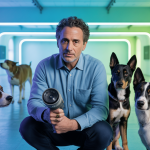 Cesar Millan interagissant avec des chiens en 2025 avec des méthodes modernes.